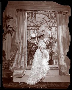 1904年ニューヨークのプロクターズ23ストリートシアターでのプロダクションのセットで衣装を着たリリアンラッセル（シルバーゼラチンプリント）